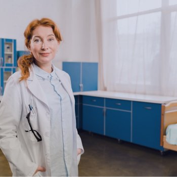Врач в кабинете со стетоскопом